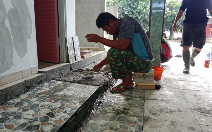 Satgas TMMD Ke-124 Kodim 0408/BS Pasang Keramik Tempat Wudhu Masjid Nurul Hidayah