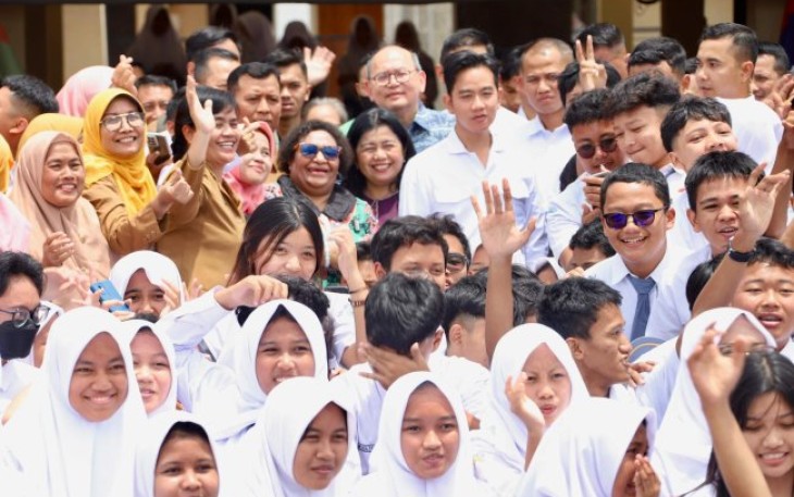 Wamendagri Ribka Haluk Dampingi Wapres Gibran Tinjau Program MBG di Surabaya 