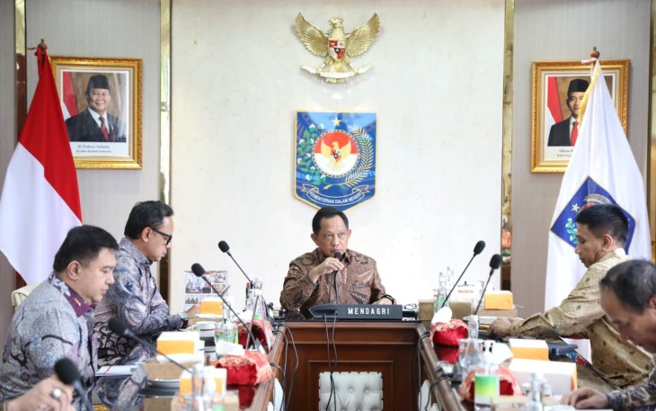 Mendagri Muhammad Tito Karnavian saat memimpin Rapat Internal Percepatan Penyiapan Lahan dan Bangunan Kopdeskel Merah Putih di Ruang Rapat Mendagri, Kantor Pusat Kementerian Dalam Negeri (Kemendagri), Jakarta, Kamis (30/10/2025).