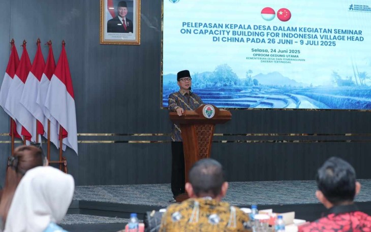 Mendes PDT Yandri Susanto saat melepas dua puluh lima Kepala Desa (Kades) dari berbagai provinsi di Indonesia di operational room kantor Kemendes PDT, Jakarta, Selasa (24/6/2025).