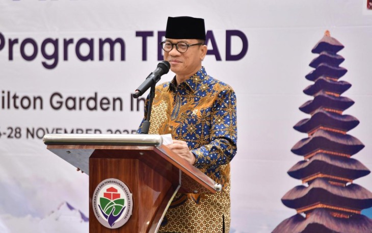Mendes PDT Yandri Susanto saat melakukan penutupan agenda Farmer to Farmer Visit Program Transformasi Ekonomi Kampung Terpadu (TEKAD) di Hilton Garden Bali, Kabupaten Badung, Bali, Kamis (27/11/2025).