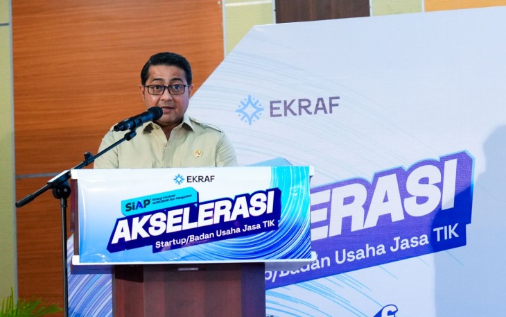 Menteri Ekonomi Kreatif, Teuku Riefky Harsya, memberi sambutan pada acara Akselerasi Pegiat Usaha Jasa Teknologi Informasi dan Komunikasi (TIK) di Hotel Grand Permata Hati Syariah, Banda Aceh, Selasa (25/11/2025).