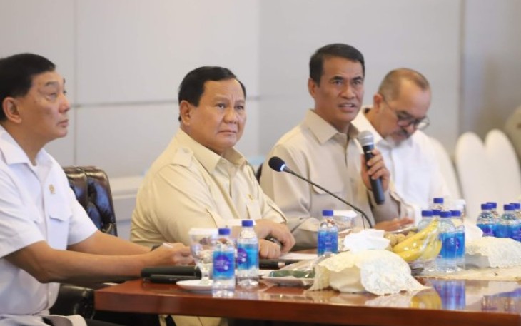 Presiden Prabowo saat melakukan teleconference bersama petani, penyuluh pertanian, kepala dinas provinsi, PERPADI serta jajaran terkait lainnya di Ruang SAS, Kantor Pusat Kementan, Jakarta (3/2/2025)