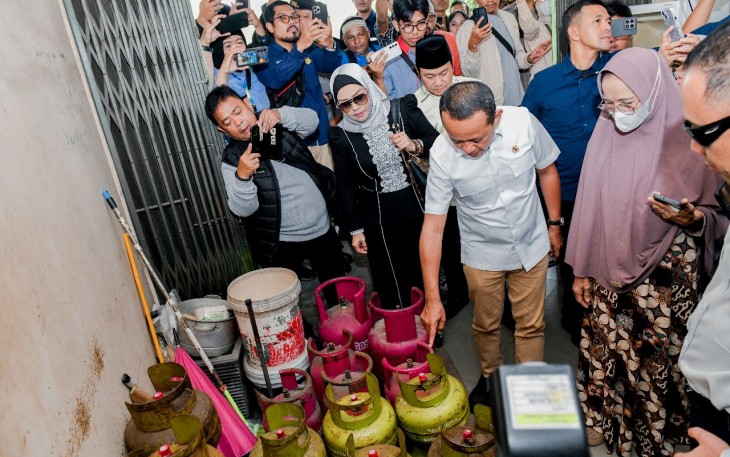 Menteri Bahlil saat Sidak ke salah satu pangkalan LPG 3 Kg di Jalan Tengku Bey, Kelurahan Simpang Tiga, Kecamatan Bukit Raya, Pekanbaru, Rabu (5/2/2025). 