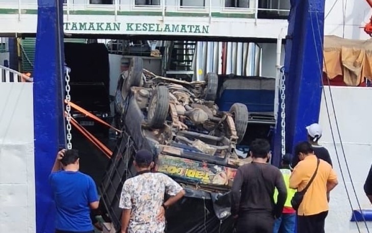 Mobil Pick Up Colt Diesel Terbalik