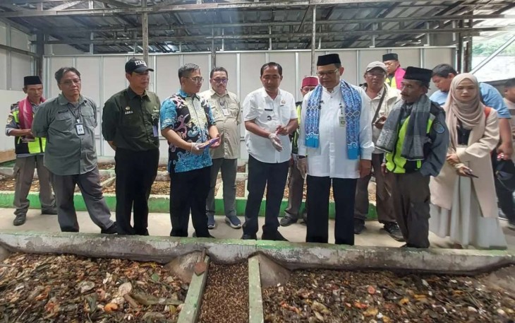 Plh. Wali Kota Depok, Chandra Rahmansyah didampingi Kepala DLHK Depok, Abdul Rahman bersama Camat dan Lurah setempat meninjau pengolahan sampah organik PT. Biomagg di Kelurahan Jatijajar, Selasa (25/02/25)