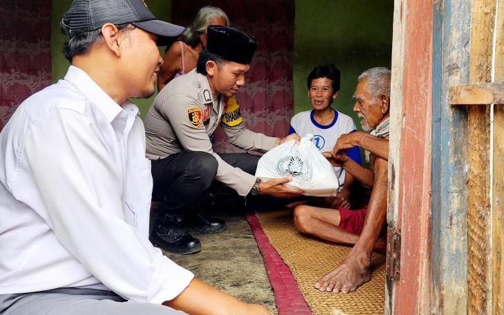 Polsek Belitang III Salurkan Bansos dari Kapolres Oku Timur Kepada Warga Kurang Mampu