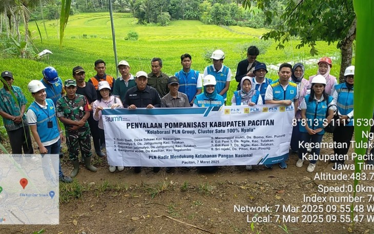 Babinsa Koramil 0801/07 Tulakan Sertu Dwi dan Kopda Agus menghadiri pelaksanakan kegiatan Penyalaan Pompanisasi dan Peresmian Pemasangan listrik dari PLN, Bertempat di Dusun Sumberjo, Desa Ngile, Kecamatan Tulakan, Kabupaten Pacitan, Kamis (07/04/2025)