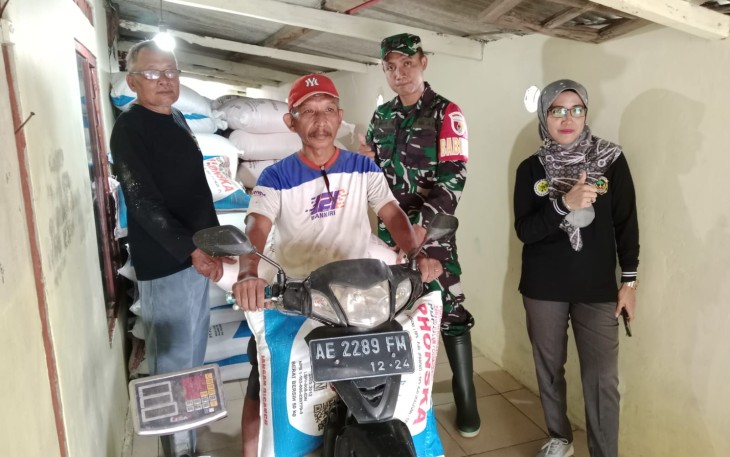 Babinsa Desa Tapelan Dampingi Penyaluran Pupuk Bersubsidi