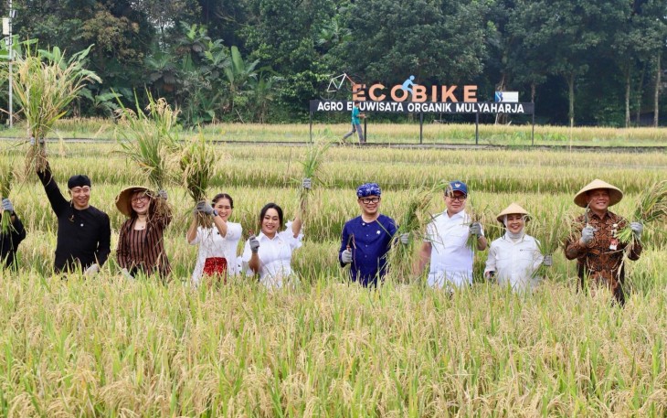 Wakil Menteri Ekonomi Kreatif (Wamenekraf) Irene Umar menghadiri panen raya di Agro Edu Wisata Organik (AEWO) Mulyaharja, Bogor