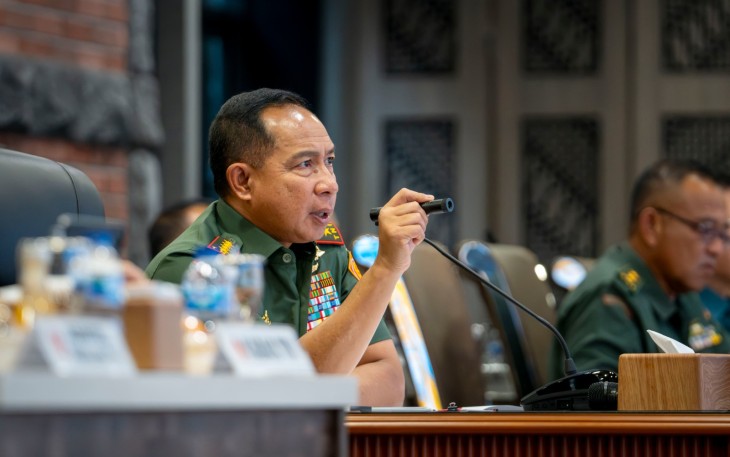 Panglima TNI Jenderal TNI Agus Subiyanto memimpin rapat terbatas melalui Video Conference terkait perkembangan situasi dan kondisi serta meyakinkan keamanan prajurit TNI pasca peningkatan eskalasi kekerasan di Republik Demokratik Kongo, bertempat di kantor Subden Merdeka Barat, Jakarta Pusat, Senin (3/2/2025)