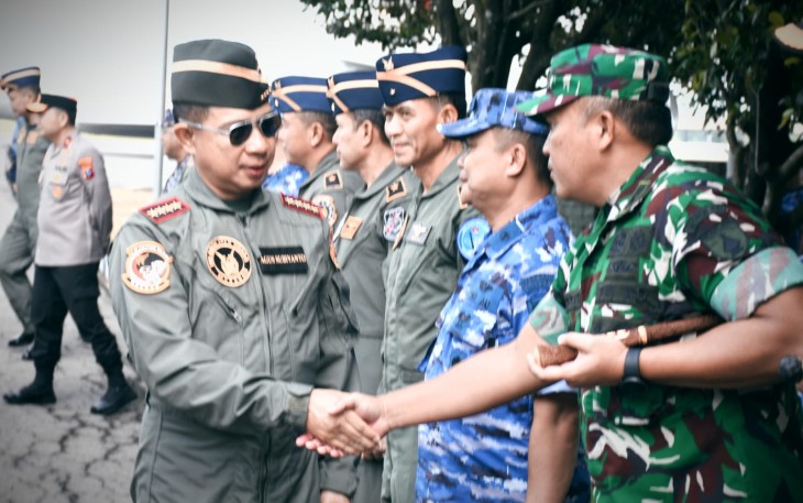 Danrem 081/DSJ, Kolonel Arm Untoro Hariyanto menyambut Panglima TNI Jenderal TNI Agus Subiyanto dan Kepala Staf Angkatan Darat (Kasad) Jenderal TNI Maruli Simanjuntak di Lanud Iswahjudi, Magetan, Jumat (11/4/2025)