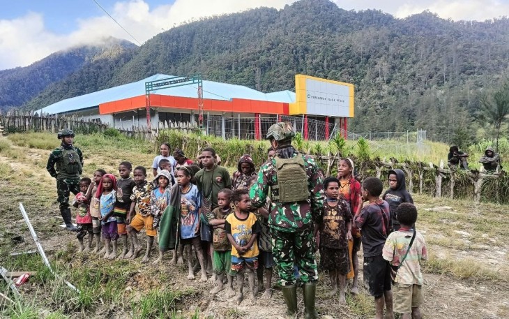 Satgas TNI Menebar Senyum di Kampung Mayuberi yang Terpencil