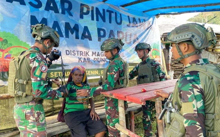 Satgas Yonif 700/Wira Yudha Cakti. Tak sekadar berniaga, para pejuang dari tanah Papua ini juga mendapat bantuan pengobatan dari prajurit TNI yang setia mendampingi rakyat, Sabtu (03/05)