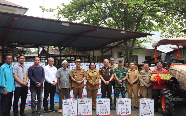 Wali Kota Tebing Tinggi, H. Iman Irdian Saragih menyerahkan bantuan alat mesin pertanian (alsintan) berupa traktor roda empat dan handsprayer elektrik kepada kelompok tani dan gabungan kelompok tani di Kota Tebing Tinggi
