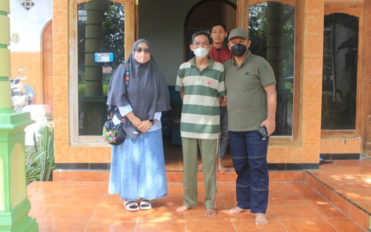 Komandan Kodim 0806/Trenggalek, Letkol Czi Yudo Aji Susanto, S.Sos., M.A., bersama Ketua Persit KCK Cabang XX Dim 0806, Ny. Nurul Yudo Aji Susanto, dengan penuh semangat melakukan kunjungan ke rumah Kapten Inf Sutoyo yang saat ini sedang menghadapi tantangan kesehatan