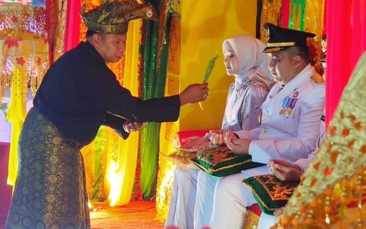 Roby-Deby Disambut Prosesi Adat Pencak Silat dan Tepuk Tepung Tawar