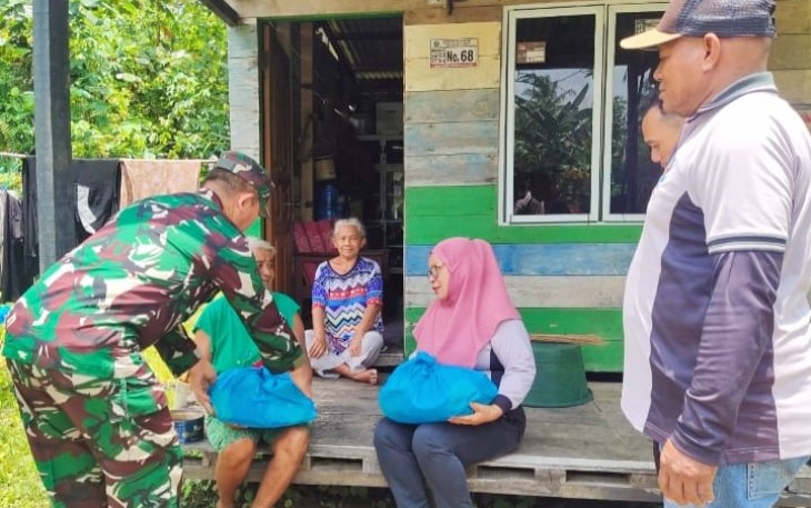 Pengurus YETHAS di dampingi Babinsa Salurkan 40 Paket Sembako untu Janda yang Ada Diwilayah Desa Sebong Lagoi 