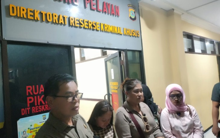 Gracelda Yap Madera WNA Philipina Korban penipuan ketua GRIB Sulut di dampingi oleh kuasa hukumnya Erick Tengor, SH saat menggelar Konferensi Pers usai memberikan keterangan tambahan ke Penyidik