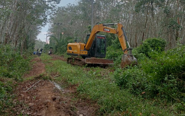 Warga Purwo Rejo Rela Perbaiki Jalan Mengunakan Dana Pribadi