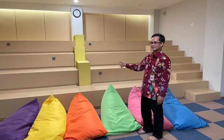 Kepala Diskarpus Depok, Utang Wardaya saat menunjukkan ruang theater yang menjadi fasilitas terbaru di Perpustakaan umum Kota Depok, Selasa (4/2)