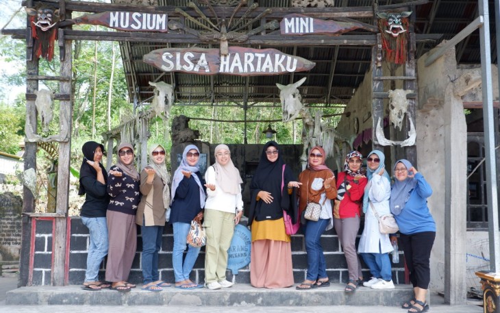Ketua Persit KCK Cabang XV Kodim 0801/Pacitan saat berwisata ke Wisata ke Museum Mbah Marijan (Gunung Merapi)