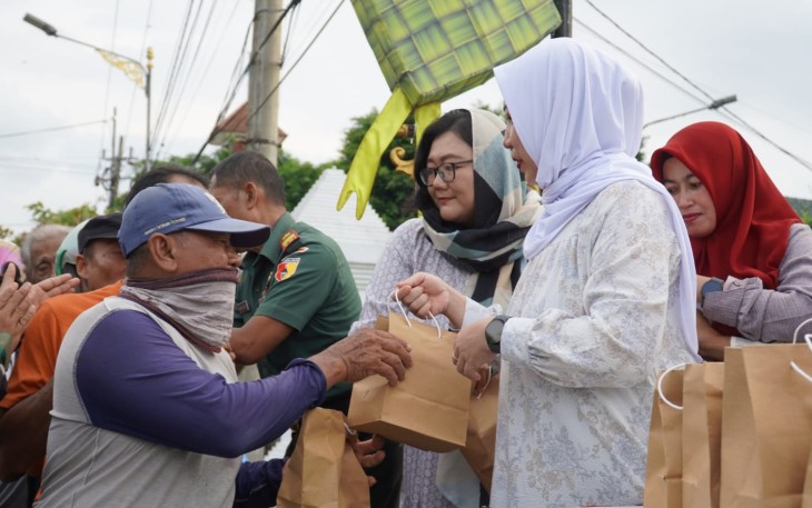 Persit KCK Koorcab Rem 081 Bagikan 100 Paket Takjil di Jalan Pahlawan Kota Madiun
