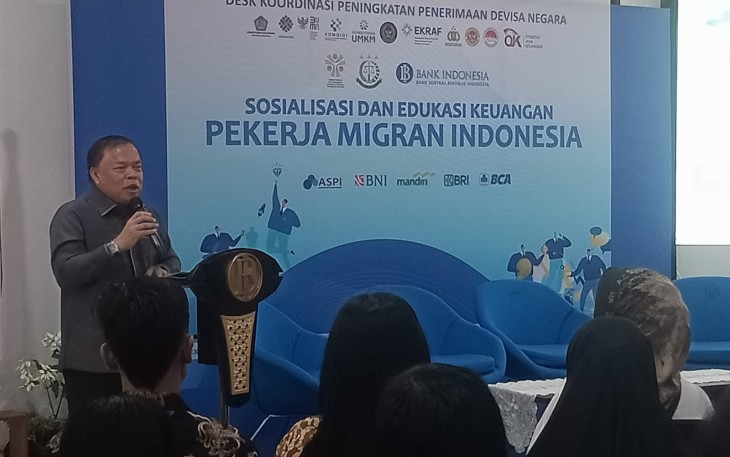 Sekretaris Jaksa Agung Muda Intelijen (SesJAM-Intel) Kejaksaan Agung Sarjono Turin selaku Sekretaris Pelaksana Desk Koordinasi Peningkatan Penerimaan Devisa Negara, membuka dan memberikan pengarahan dalam acara sosialisasi dan edukasi keuangan Pekerja Migran Indonesia (PMI) yang dilaksanakan pada Selasa 18 Maret 2025 di Malang, Jawa Timur