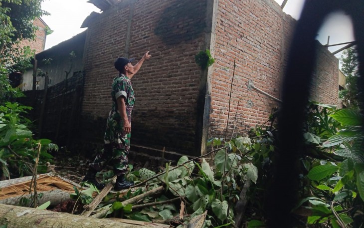 TNI-Polri Serta Warga Bersatu, Sigap Evakuasi Pohon Tumbang di Trenggalek