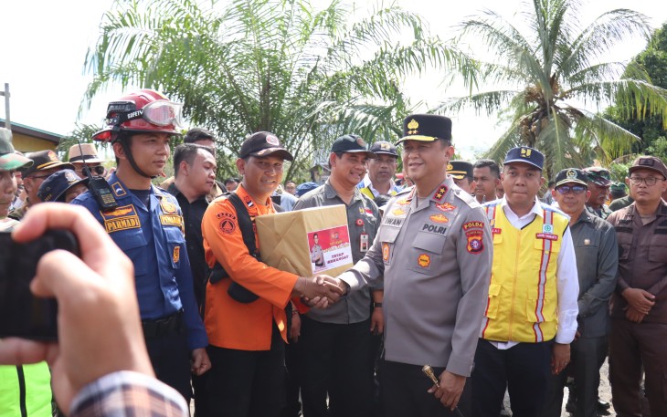 Kapolda Kalteng Bersama Forkopimda saat Salurkan Bantuan Sosial