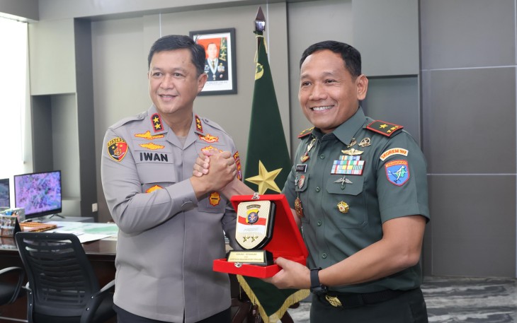 Kapolda Kalimantan Tengah (Kalteng) Irjen Pol Iwan Kurniawan saat melakukan kunjungan silaturahmi ke Markas Korem 102 Panju Panjung Jalan Imam Bonjol Kota Palangka Raya, Senin (14/4/2025).