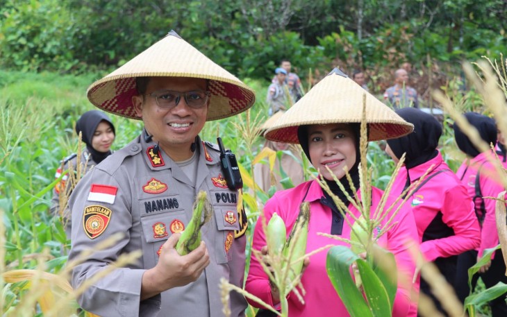 Kapolres Natuna, AKBP Nanang Budi Santosa, S.I.K., bersama Ketua Bhayangkari Cabang Natuna Ny, Citra Nanang menghadiri secara virtual acara panen raya jagung serentak yang di pusatkan di Madiun, Jawa Timur, Rabu (26/02/2025)