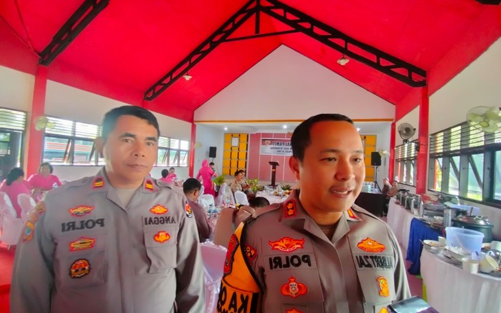 Kapolres Bitung AKBP Albert Zai, S.I.K, M.H pimpin Serah terima Jabatan dan Pengambilan sumpah 5 Pejabat Polres Bitung. Bertempat di Sport Hall Aspol Pinokalan, Jumat (21/2/25)