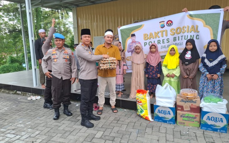 Kapolres Bitung saat menyerahkan sembako kepada pengurus pondok saat menggelar bakti sosial