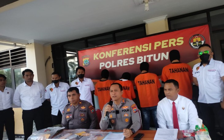 Kapolres Bitung, AKBP Albert Zai, SIK.,MH dengan di dampingi Kasat Resnarkoba, Iptu Trivo Datukramat bersama Kasi Humas Iptu Abdul Natip Anggai saat menggelar konferensi pers