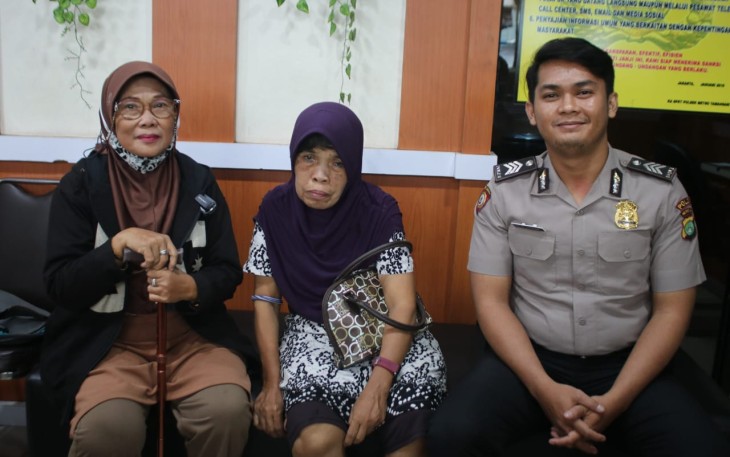Polsek Metro Tamansari Bantu Ibu Tersesat Kembali ke Pelukan Keluarga