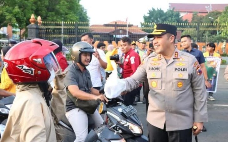 Kapolres Kudus, AKBP Ronni Bonic Bersama Mahasiswa Bagikan Takjil Gratis kepada Masyarakat