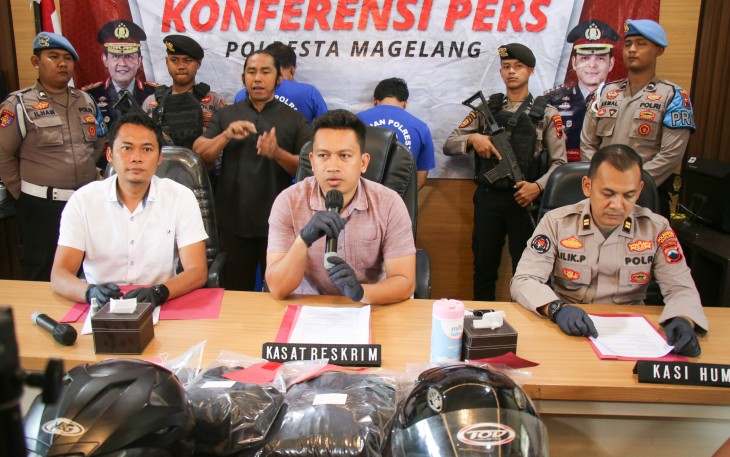 Kasatreskrim AKP La Ode Arwan Syah, S.I.K., M.I.K. didampingi PS Kasihumas Iptu Lilik Purwaka, S.Psi. dan Kanit Pidum Iptu Alifian Chandra, S.H., M.M saat Konferensi Pers di Ruang Media Center Polresta Magelang pada, Selasa (18/02/2025)