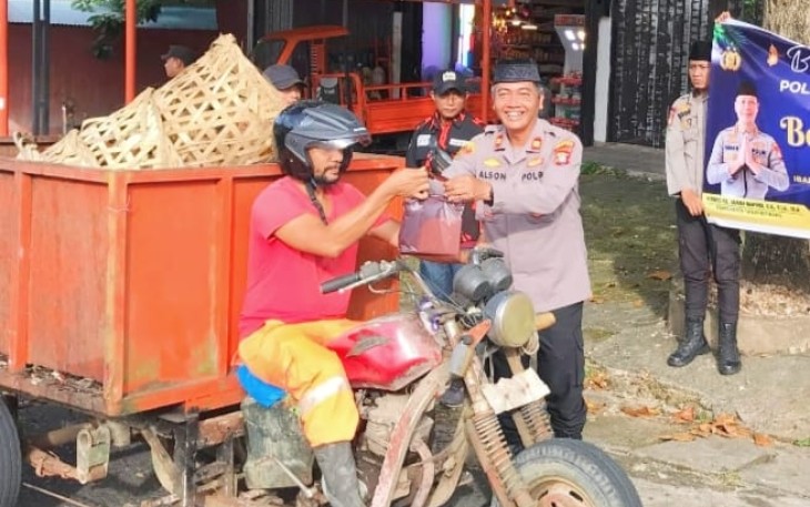 Polsek Tanjungpinang Kota dan Bhayangkari Berbagi Takjil 