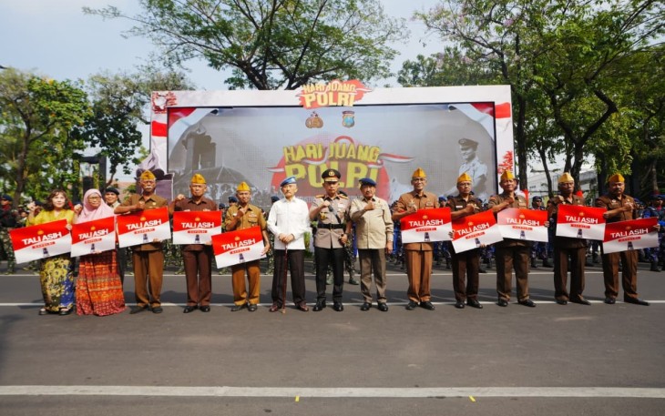 Kapolri Jenderal Listyo Sigit Prabowo saat foto bersama Veteran Polri, keluarga M Jasin, dan putri Moekari (Ajudan M Jasin).
