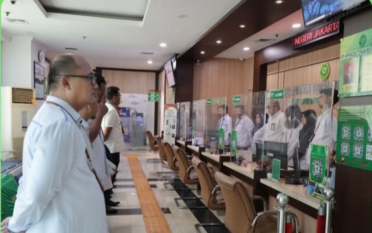 engadilan Negeri Jakarta Barat (PN Jakbar) menggelar briefing Pelayanan Terpadu Satu Pintu (PTSP) di lobi PTSP, yang dipimpin langsung oleh Ketua PN Jakbar, Dr. Dahlan, S.H., M.H., bersama Wakil Ketua PN Jakbar, Achmad Satibi, S.H., M.H., dan Hakim Pengawas PTSP, Demi Hadiantoro, S.H., M.H