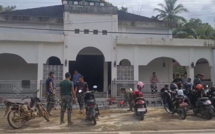 Satgas TMMD 123 Kodim 0407/Kota Bengkulu Melaksanakan Gotong Royong Bersih-bersih Masjid