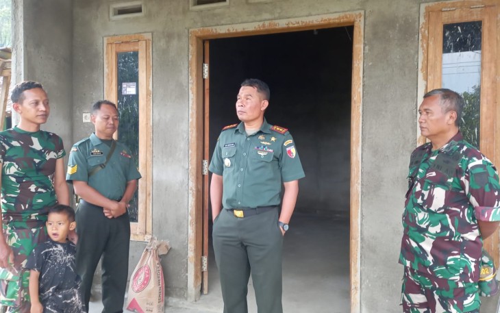 Komandan Kodim 0802/Ponorogo Letkol Inf Dwi Soerjono melakukan pengecekan dan meninjau secara langsung proyek perehaban rumah milik prajurit (Bintara Pembina Desa), Kamis (01/05/2025).