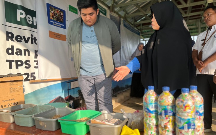 Bupati Roby saat berkunjung ke Taman Kreasi Olah Sampah Terintegrasi (Takesi) Kota Bogor, Rabu (25/06).