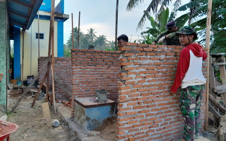 Anggota Satgas TMMD Ke-124 Kodim 0408/BS Mulai Pasang Batu Bata Untuk Tempat Wudhu Masjid 