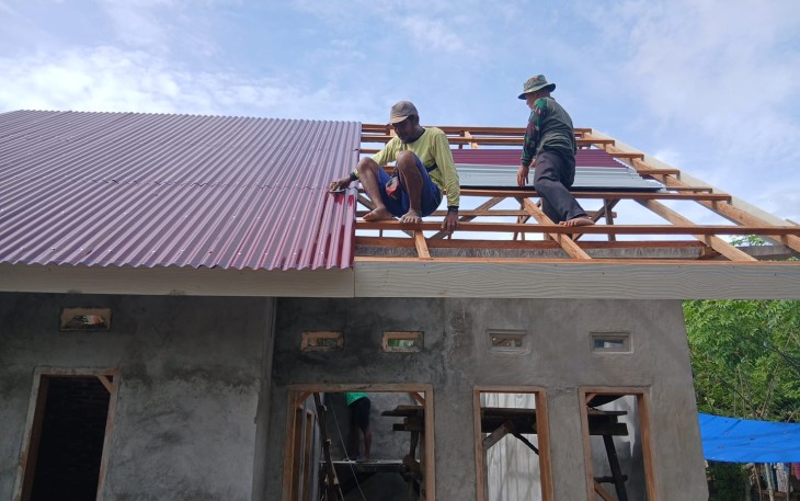 Renovasi RTLH TMMD Ke-124 Kodim 0408/BS Memasuki Tahap Pemasangan Atap