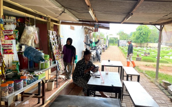 Ruang Hangat di Warung Pinggir Makam