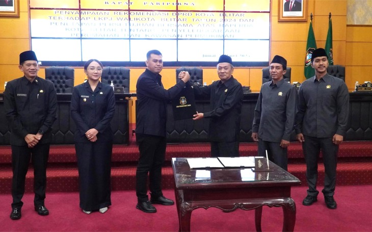 Ketua DPRD Kota Blitar Syahrul Alim Serahkan Rekomendasi LKPJ Walikota Blitar Tahun 2024 kepada Walikota Blitar Syauqul Muhibbin