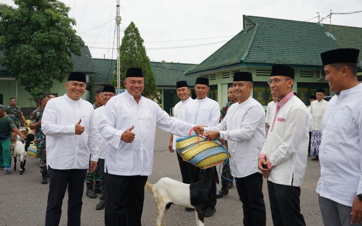 Safari Ramadan Pangdam V/Brawijaya bersama dengan prajurit, ASN dan Persit Korem 081/DSJ diwarnai dengan pemberian satu ekor kambing dan sepasang ayam kepada para Dandim dan Danyon di jajaran Korem 081/DSJ, bertempat di Halaman Makorem
