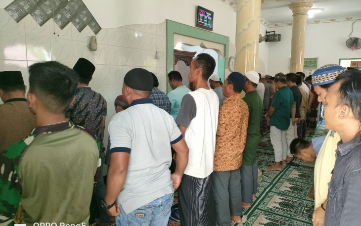 Personel satgas TMMD saat sholat Jumat berjamaah bersama warga di kelurahan Tandurusa